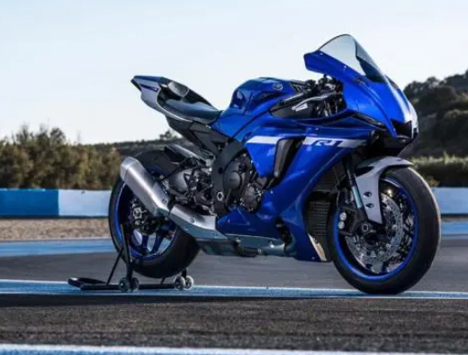Yamaha vabastab 2025 R1 ja R1M koos süsinikkiudude spoileritega, täiendatud amortisaatorid ja pidurid
